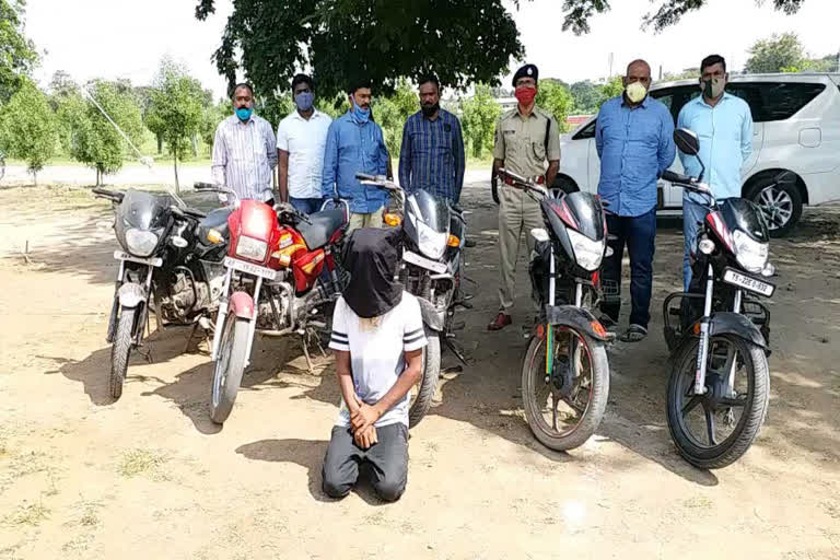 ramagundam Police have arrested two robbers for two-wheeler thefts