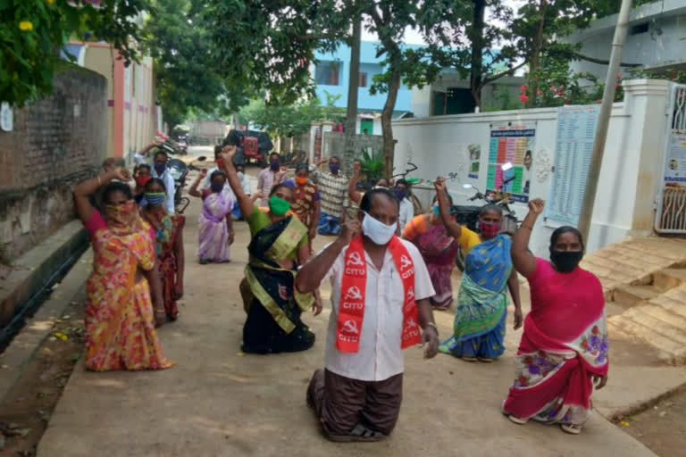 municipal workers protest in guntur to give their salaries