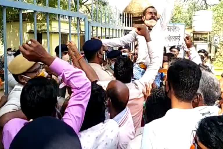 Farmers protest in Gariaband