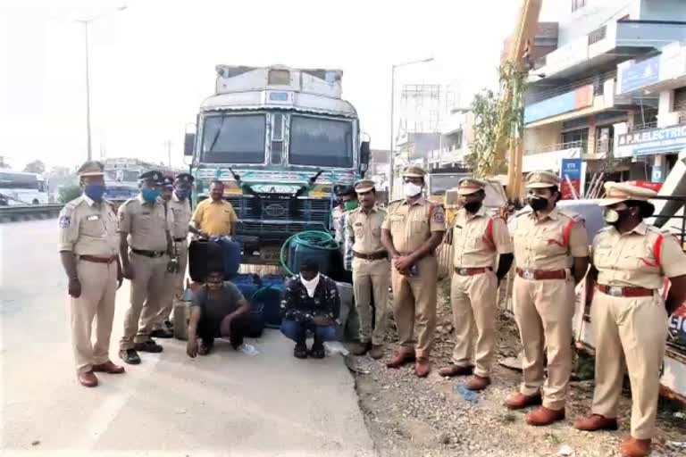 ఆగిఉన్న వాహనాల నుంచి డీజిల్​ కొట్టేస్తున్న ముఠా అరెస్ట్​