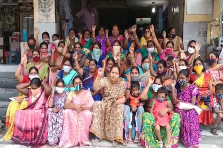 flood victims protest at abids ghmc office