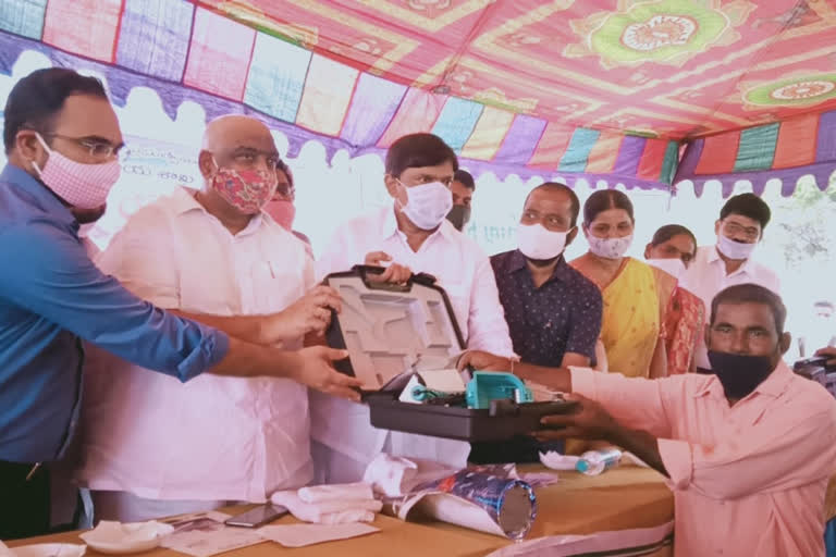 cotton picking machines distribute at godishala in karimnagar by vinod kumar