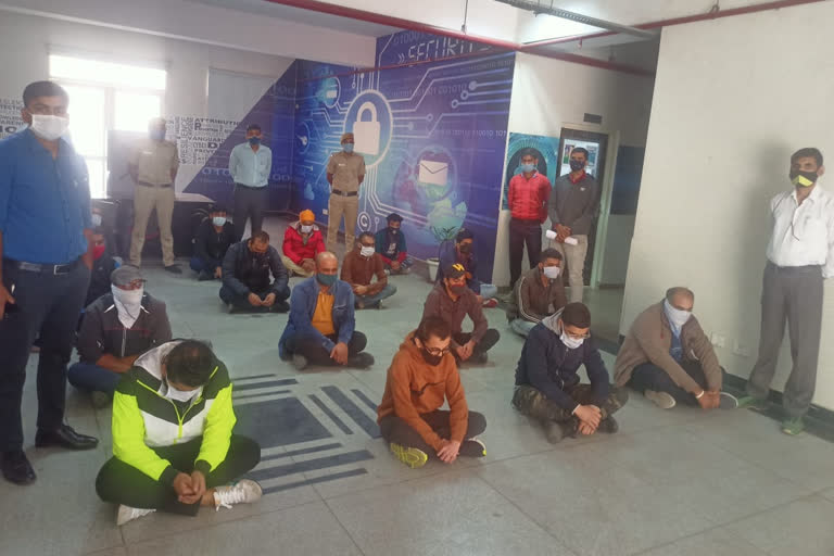 delhi police cyber crime unit arrested 17 thugs for foreign national cheating