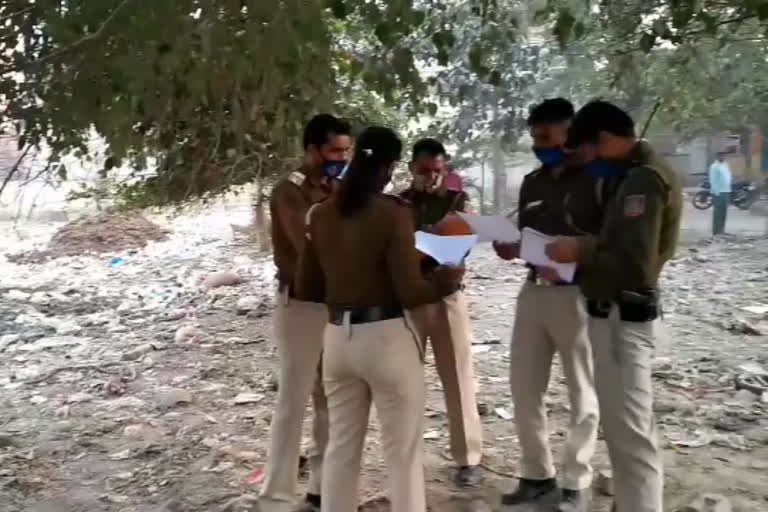 man commit suicide by hanging from tree in rohini budh vihar