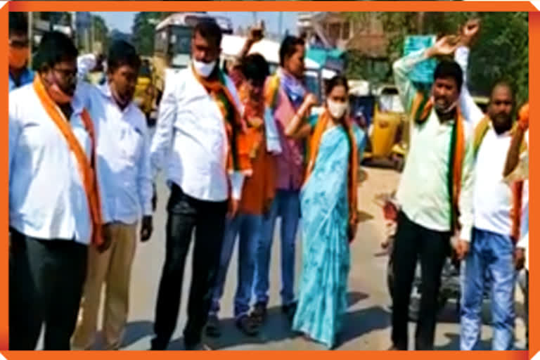 bjp nirasana at adilabad district against illegal arrests on leaders