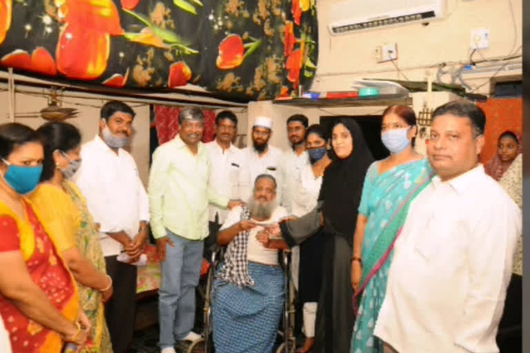 deputy speaker padmarao goud distribute flood refund in secunderabad