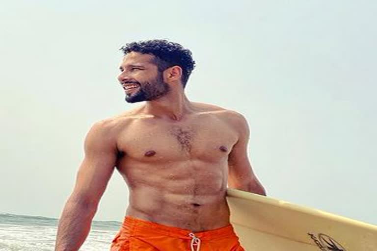 siddhant-chaturvedi-with-his-shirtless-pics sends-internet