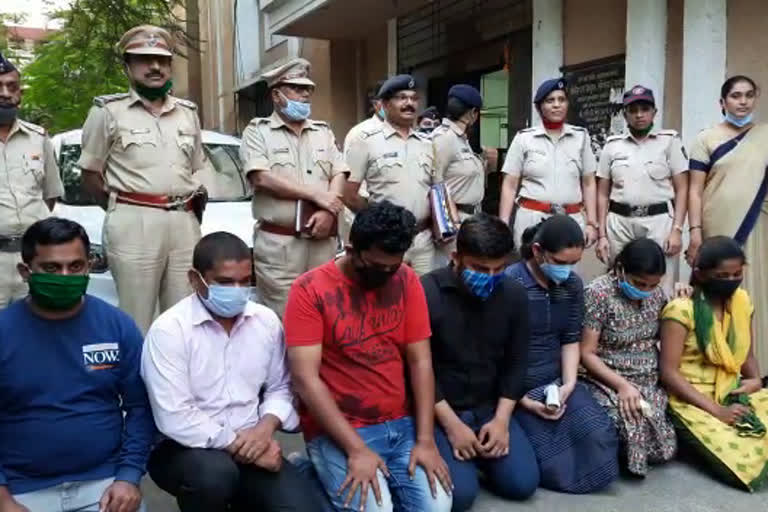 7 arrested in fraud case at thane