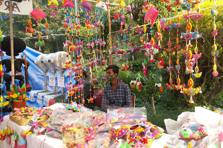 tribal-women-of-jharkhand-prepared-handmade-hangings