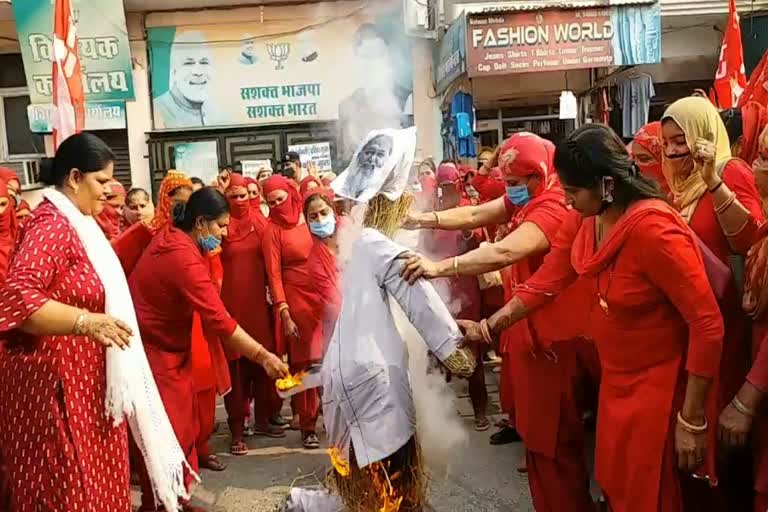 Asha workers burnt effigy of Home Minister Anil Vij in Hisar