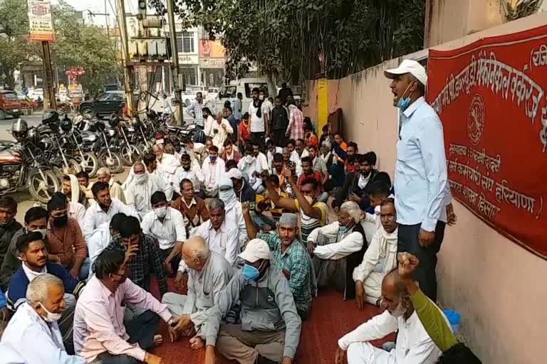 protest of Haryana Government PWD Mechanical Workers Union in Hisar