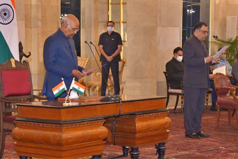 President Ram Nath Kovind administers the oath of office to Yashvardhan Kumar Sinha, Chief Information Commissioner