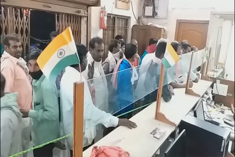 Farmers line up in banks to take money from Rajiv Gandhi Kisan Nyaya Yojana in gariaband