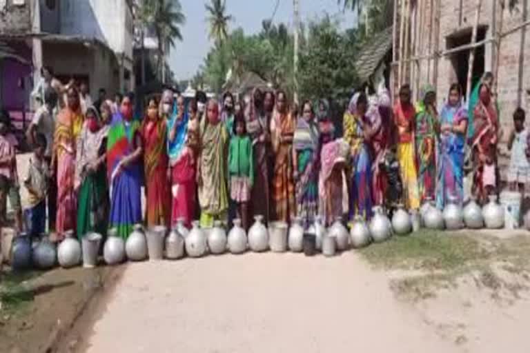 Women blocks road for drinking water problem in keonjhar