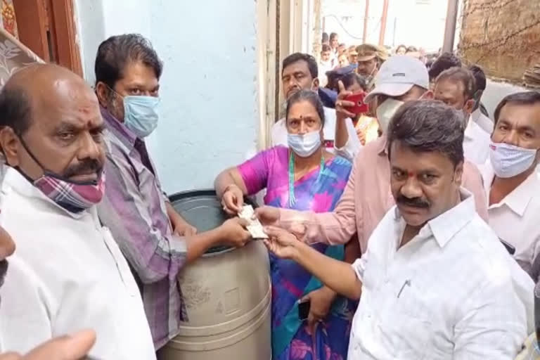 minister talasani srinivas yadav distribute flood refund in hyderabad