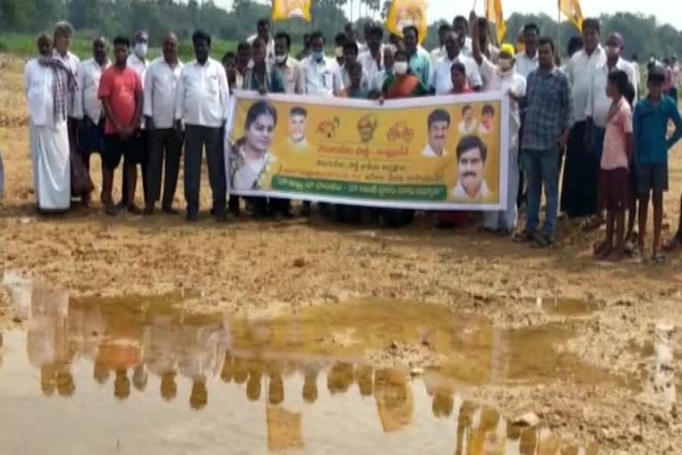 tdp protest for house lands at konatalapalli