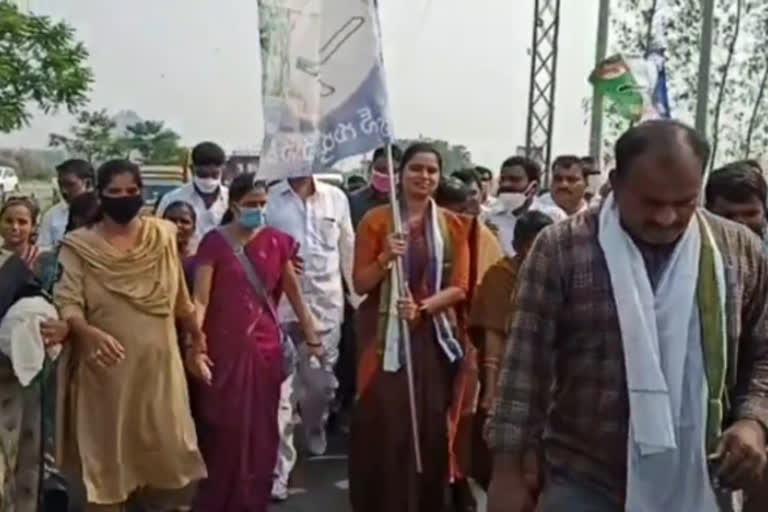 mla rajini in padayatra