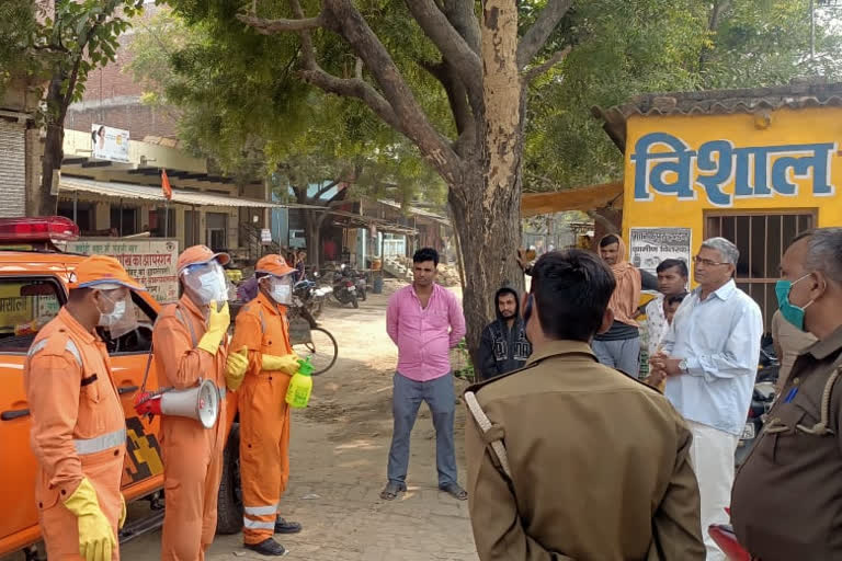 कोरोना के बारे में जागरूक करती एनडीआरएफ की टीम