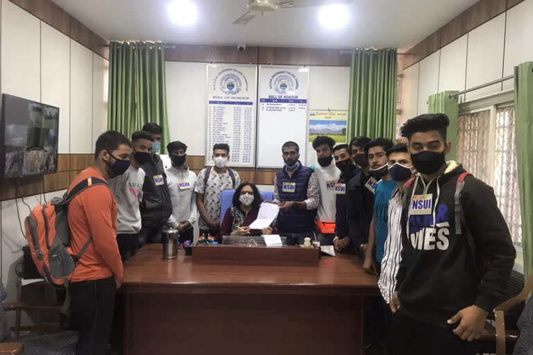 NSUI submits memorandum regarding parking facility in Hamirpur College