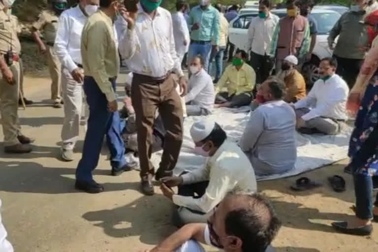 muslim delegation protests on the road in jaipur