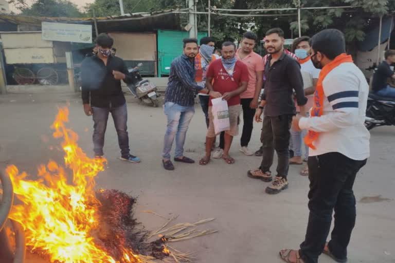 વિરમગામમાં ABVPના કાર્યકર્તાઓએ ઉદ્ધવ ઠાકરેના પૂતળા બાળ્યા