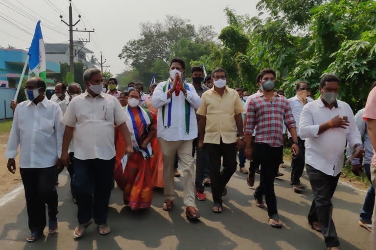 పాదయాత్రలో ఎమ్మెల్యే కారమూరి వెంకట నాగేశ్వరరావు