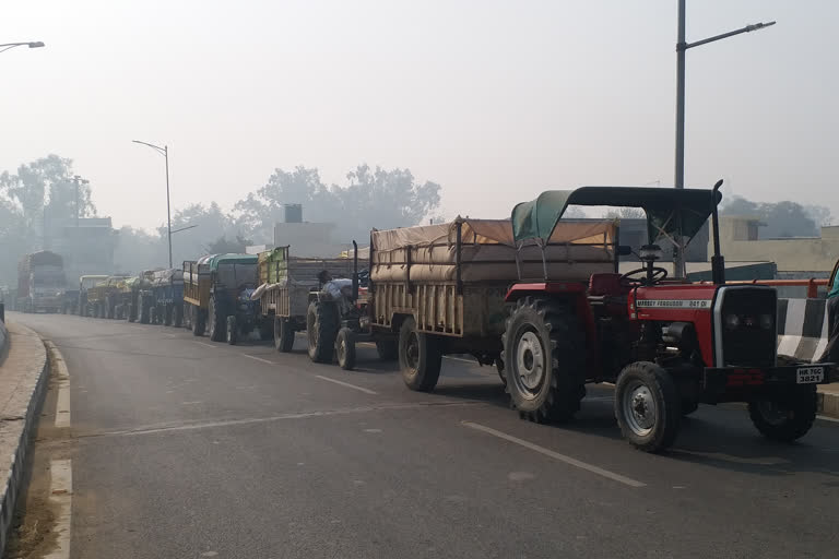 roads jammed due to farmers coming to sell paddy in gohana anaj mandi