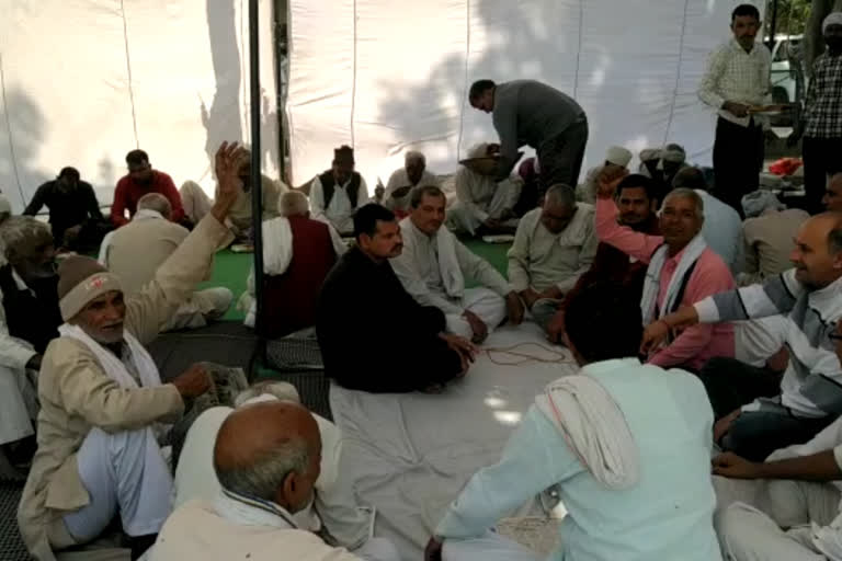 farmers-sit-on-dharna-for-27-days-demanding-equal-compensation-in-delhi