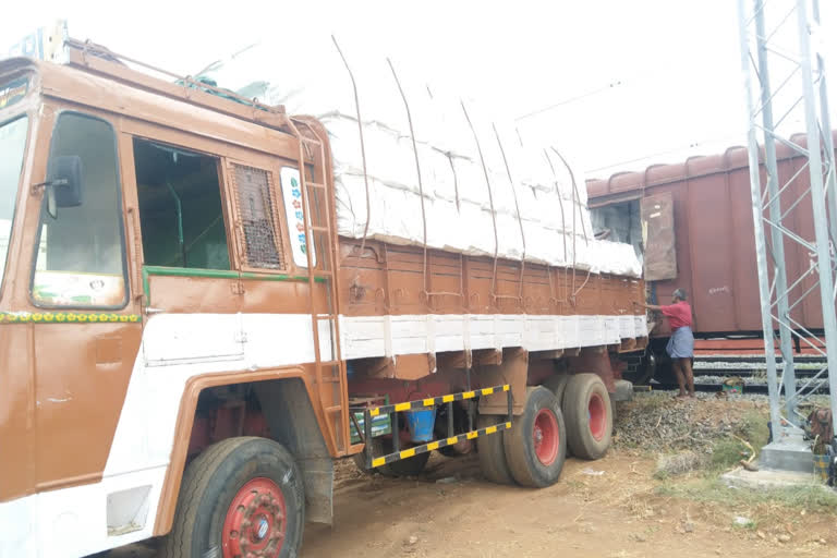 சம்பல்பூர் நகரத்திற்கு கொண்டு செல்லப்பட்ட கொசு வலைகள்