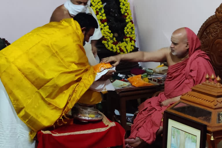 minister Sudhakar who has received the Blessing from Shri Jagadguru Tirtha Swamiji