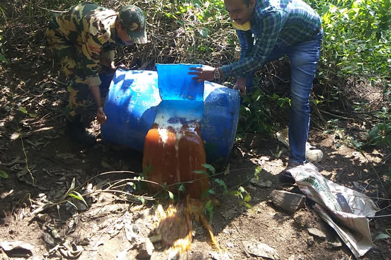 दारू नष्ट करताना