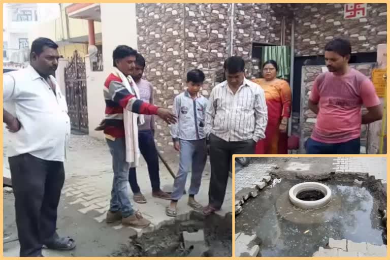 people disturbed due to open sewer in modinagar colony in ghaziabad