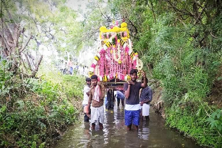 நீரில் மிதந்தபடி சடலங்களை எடுத்துச் செல்லும் பட்டியலின மக்கள்!