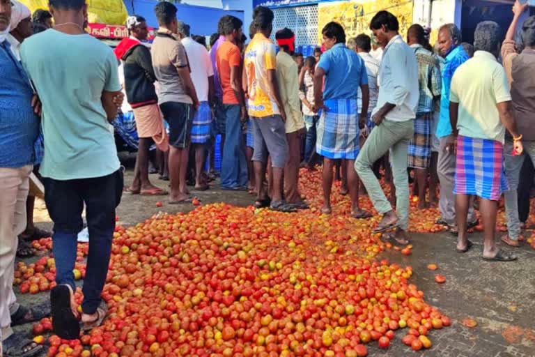 கீழே கொட்டி விவசாயிகள் போராட்டம்