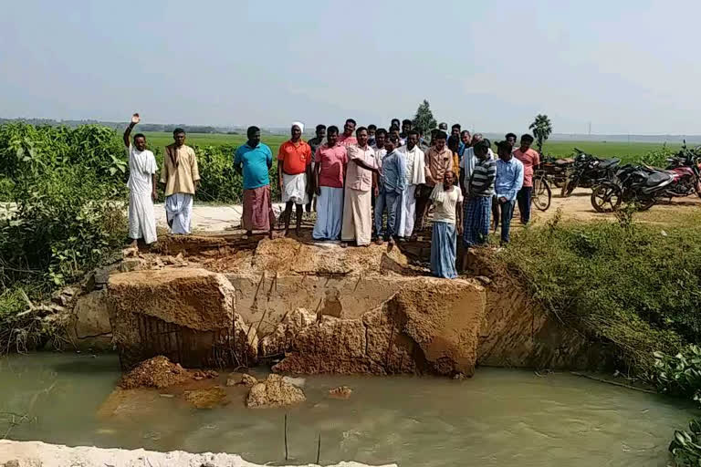 ravulavalasa villagers protest  at srikakulam district