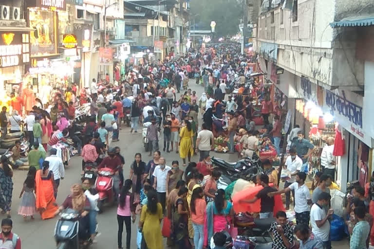 thane police doing awareness work in markets