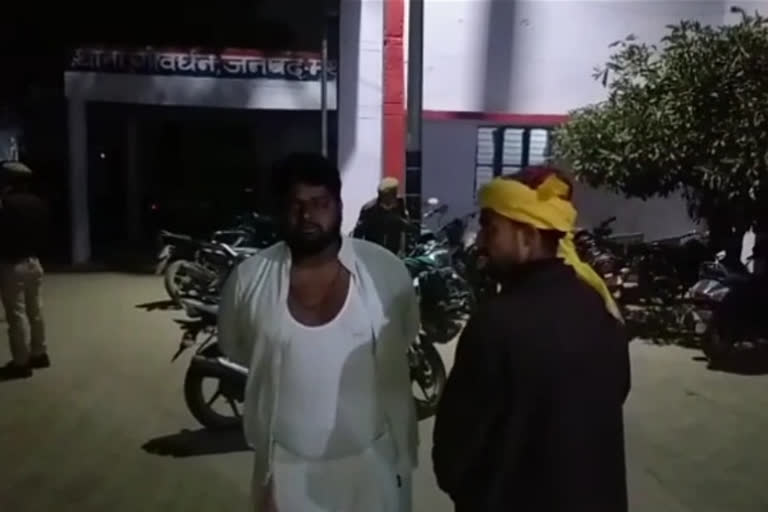 थाने के बाहर खड़े बच्चियों के परिजन.