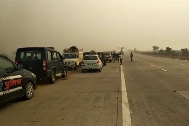 Several vehicles clashed on Yamuna Expressway due to fog, two died