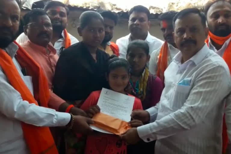 eknath shinde took responsibility of three orphan girls education from latur