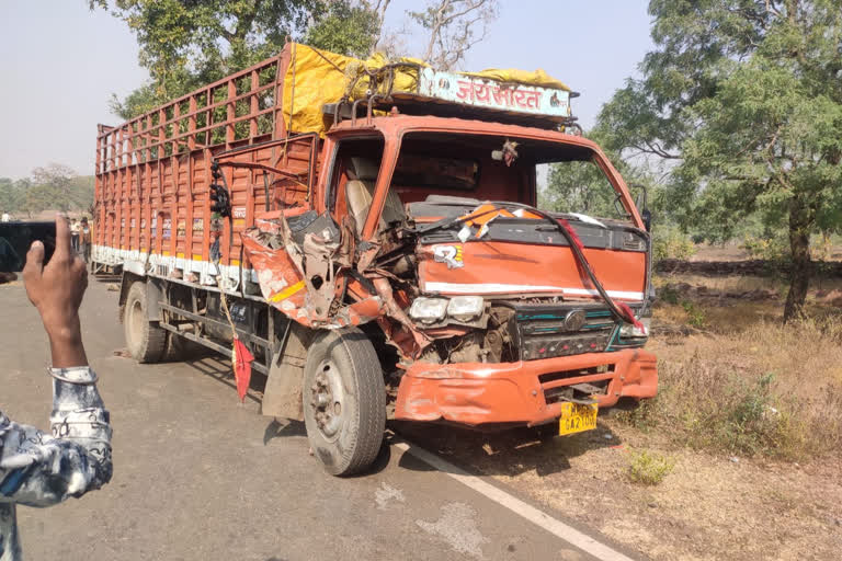 Bus and truck accident in Tendukheda of Damoh