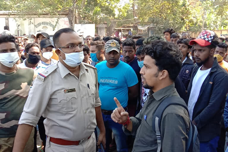 Police baton charge in the movement of sweepers