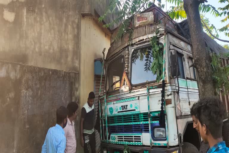 1-pedestrian-killed-in-truck-collision-in-asansol