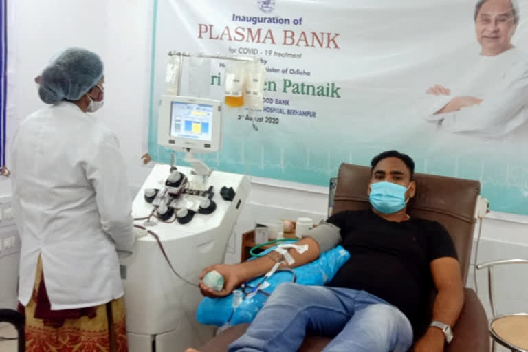 Hinjili young man donates plasma, Young man recovered from corona and donates plasma, ପ୍ଲାଜମା ଦେଲେ ହିଞ୍ଜିଳିର ପ୍ରଥମ ଯୁବକ, ପ୍ଲାଜମା ଦାନ କଲେ ହିଞ୍ଜିଳିରୁ ପ୍ରଥମ ବ୍ୟକ୍ତି, ଚନ୍ଦନ ପାତ୍ର