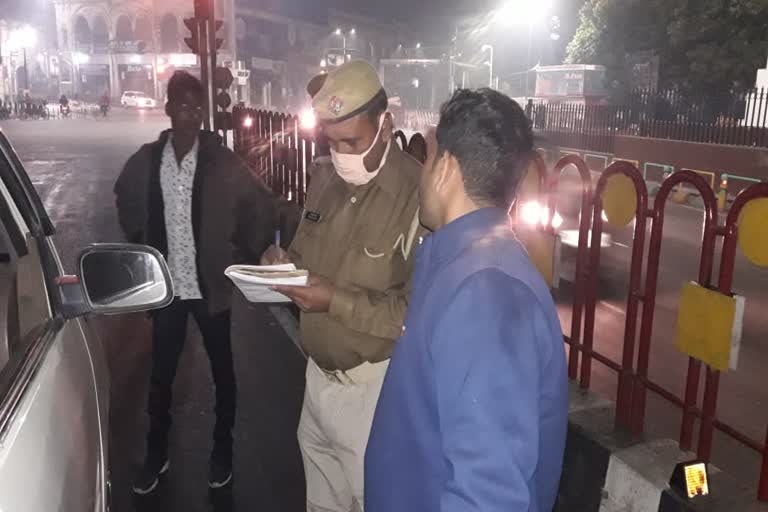 वाहन चालक से पूछताछ करती पुलिस.