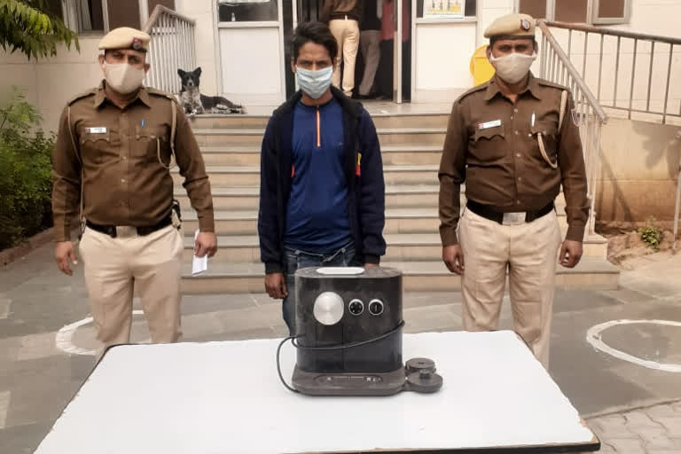 okhla police arrested a thief