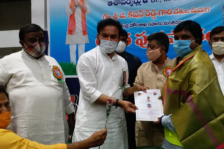 central minister kishan reddy felicitated corona warriors