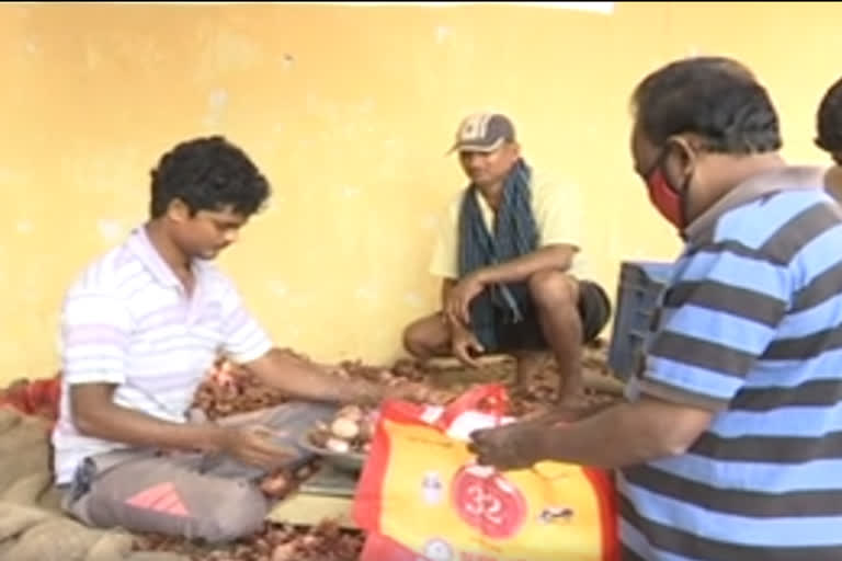 Onion prices bring tears to ordinary people at srikakulam district