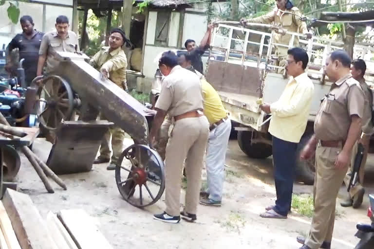 কাকীৰ আমতলাত কাঠসহ কাঠ ফলা মেচিন জব্দ