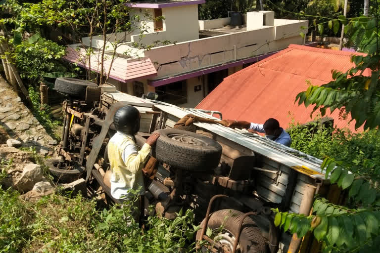 തിരുവനന്തപുരം  വിഴിഞ്ഞം തുറമുഖം  വിഴിഞ്ഞം  പിക്കപ്പ് വാൻ അപകടം  vizhinjam pick up van accident  pick up van accident  pick up van  driver escaped  പിക്കപ്പ് വാൻ കുഴിയിലേക്ക് മറിഞ്ഞു  ഡ്രൈവർ രക്ഷപ്പെട്ടു  accident  അപകടം