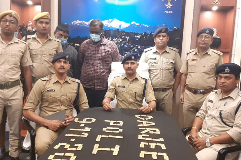 Darjeeling police  130 gold bar  Gold smuggling  ഡാർജലിങ്ങിൽ സ്വർണം പിടികൂടി  ഖരിബാരി പൊലീസ് സ്റ്റേഷൻ